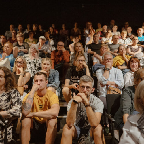 fotografia przedstawia publiczność na spotkaniu